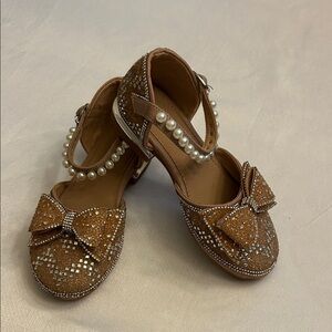 Elegant Toddler Girl Shoes with Bow and Pearl
Missing one rhinestone see pics
